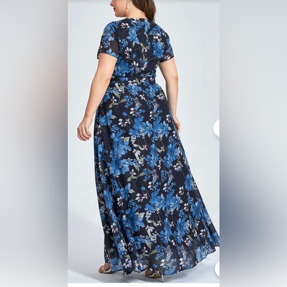 Flycurvy NWT Maxi lined Dress in a beautiful Navy colorful Print. - Picture 3 of 11